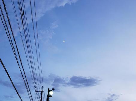 月と空と電線 月と空と電線の写真