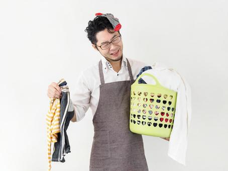 Image of a man having trouble with accumulated laundry, baba, ev işi, çamaşırhane, JPG