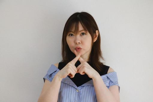 Noのポーズをとる女性 Noのポーズをとる女性 ダメ,拒否,バツの写真素材