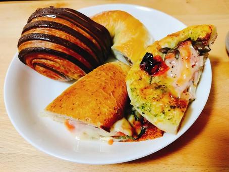 パンの盛り合わせプレート ベーグル,ピザ,フォカッチャの写真素材