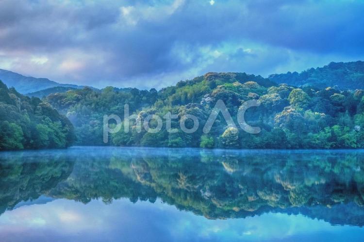 早朝初夏の亀池公園_HDR 亀池,自然公園,観光地の写真素材
