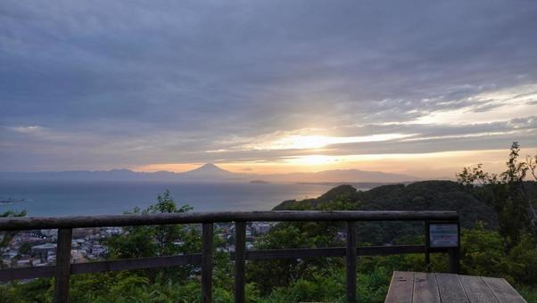 仙元山から見る夕日と富士山 仙元山から見る夕日と富士山 山,登山,景色の写真素材