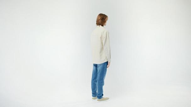 立っているジーンズの男性 立っているジーンズの男性の写真
