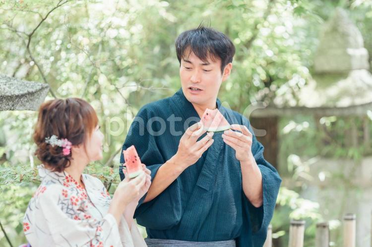 浴衣姿でスイカを食べる男女 スイカ,浴衣,夏の写真素材