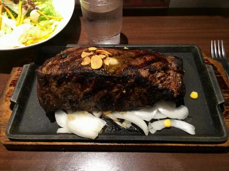 巨大サイズのサーロインステーキ約700g 巨大サイズのサーロインステーキ約700gの写真