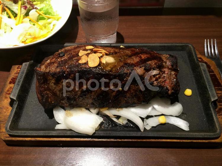 巨大サイズのサーロインステーキ約700g サーロイン,ステーキ,レアの写真素材