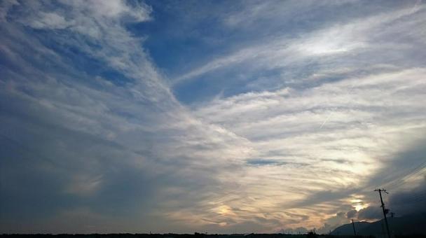 夕暮れの雲と空 夕暮れの雲と空 空,雲,夕暮れの写真素材