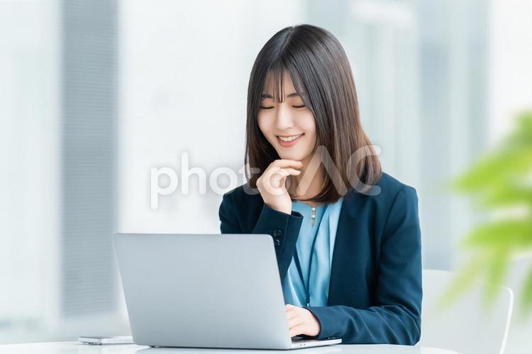 デスクワークをする女性・ビジネスウーマン 女性,パソコン,ビジネスの写真素材