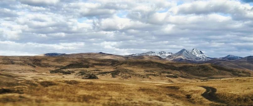 ジョージアの草原地帯 ジョージア,草原,コーカサス山脈の写真素材