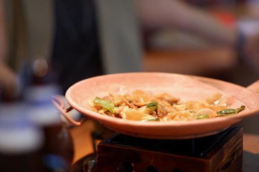 雲南料理の一品を土鍋で楽しむ食卓 雲南料理の一品を土鍋で楽しむ食卓の写真