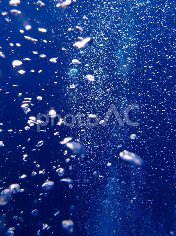 海中の泡 - No: 33569958｜写真素材なら「写真AC」無料（フリー）ダウンロードOK