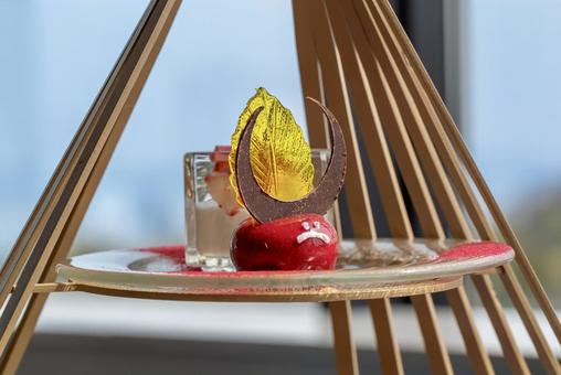 金色の葉と月の装飾が美しいチョコムース ケーキ,チョコムース,スイーツの写真素材