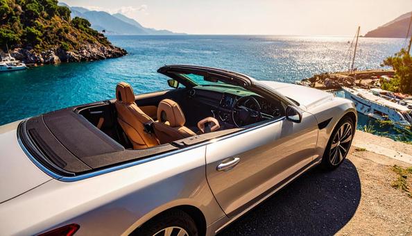 海が見える埠頭に止められたオープンカー  海が見える埠頭に止められたオープンカー の写真