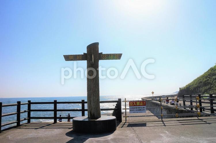 光まぶしい御前崎灯台下海岸の指標 水平線,海,波の写真素材