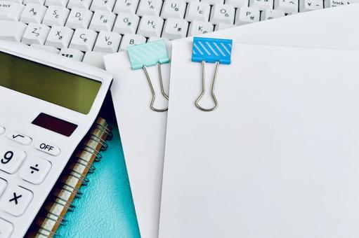 経理書類と電卓のあるデスク 経理,事務,書類の写真素材