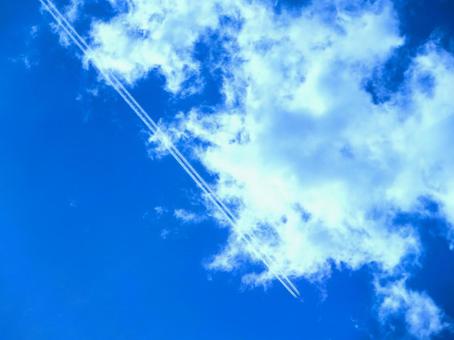 鮮やかな青空と飛行機雲 鮮やかな青空と飛行機雲の写真