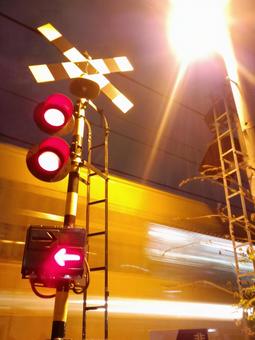 夜の踏切 夜の踏切の写真