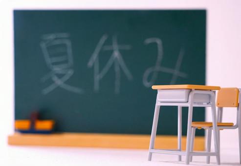 夏休みの教室（背景ボケ） 黒板,夏休み,机の写真素材