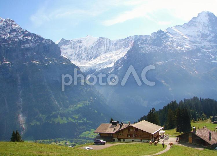 スイス　アルプスと山小屋　グリンデルワルド スイス,アルプス,山小屋の写真素材