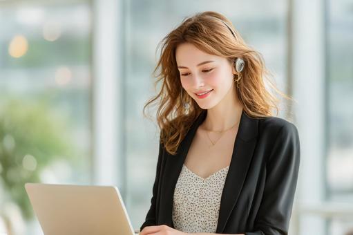 カフェでノートPCを使用して仕事中の女性 カフェでノートPCを使用して仕事中の女性の写真