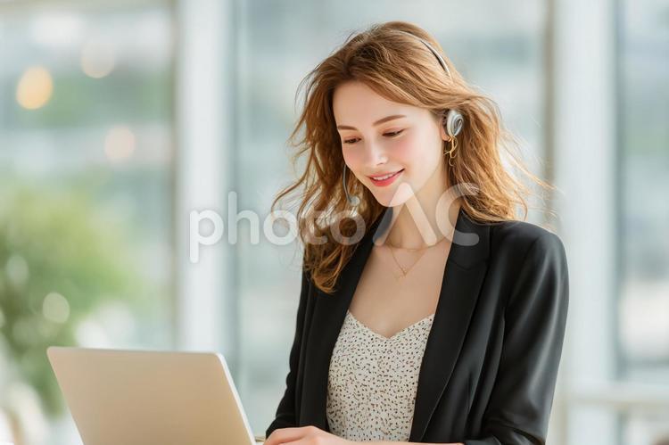 カフェでノートPCを使用して仕事中の女性 女性,美人,ノートパソコンの写真素材