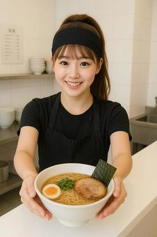 ラーメン屋さんで働く笑顔の素敵な女性 ラーメン屋さんで働く笑顔の素敵な女性の写真