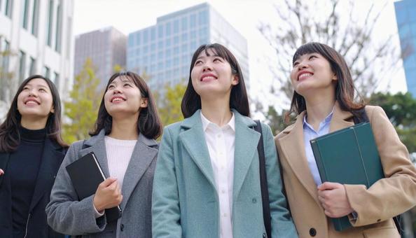 オープンキャンパスで大学を見学に来た学生 オープンキャンパスで大学を見学に来た学生の写真