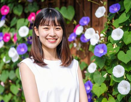 夏の朝・朝顔と笑顔の彼女の写真