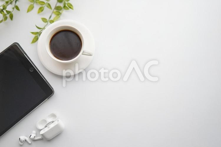 白いデスクの上のタブレット、コーヒー２ タブレット,パソコン,コーヒーの写真素材