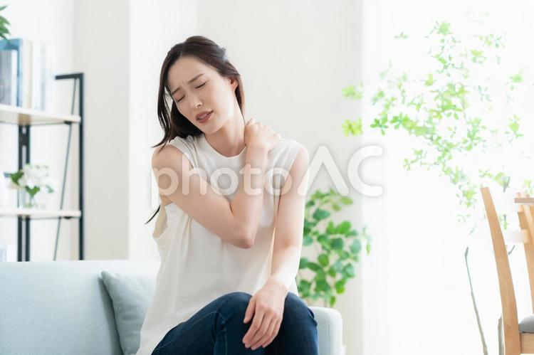 体調の悪い若い女性 女性,肩こり,肩凝りの写真素材