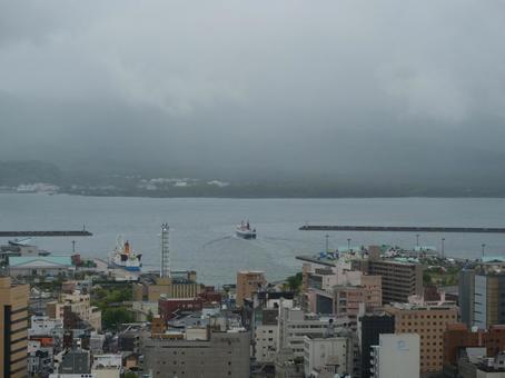 城山から望む桜島に向かうフェリー 城山から望む桜島に向かうフェリーの写真