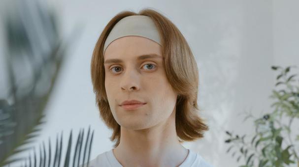 ヘアバンドをしたカメラ目線の男性 男性,外国人,欧米人の写真素材