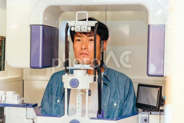 レントゲンを撮る男性患者 歯医者,歯科医院,レントゲンの写真素材