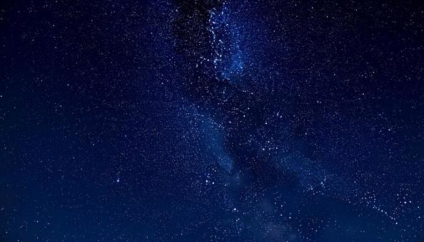 星が光る夜の幻想的な空の写真素材 星が光る夜の幻想的な空の写真素材の写真
