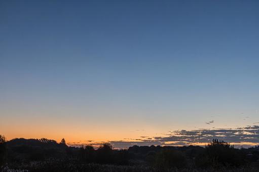 日の出前の風景 早朝,マジックアワー,ブルーアワーの写真素材