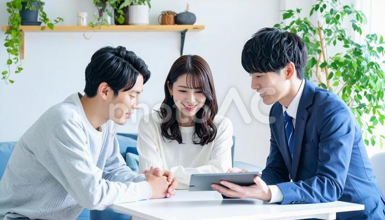 タブレットを使って説明する男性営業マン タブレット,男性営業マン,男性ビジネスマンの写真素材