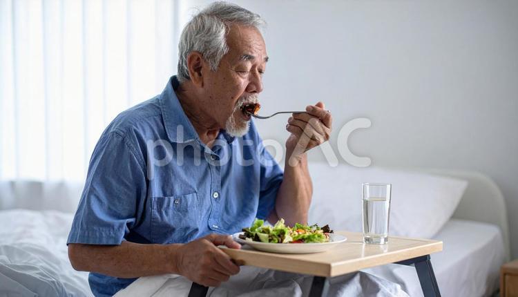 端座位で食事をするシニア男性の患者 患者,端座位,病人食の写真素材