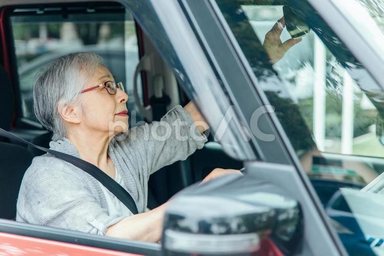 自動車の運転をする高齢者女性（バックミラー） バックミラー,高齢者,ルームミラーの写真素材