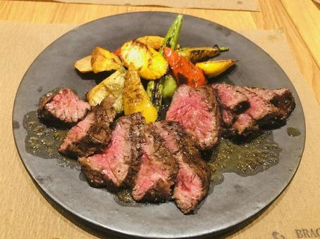 牛肉のローストと温野菜の炭火焼き 牛肉のローストと温野菜の炭火焼きの写真