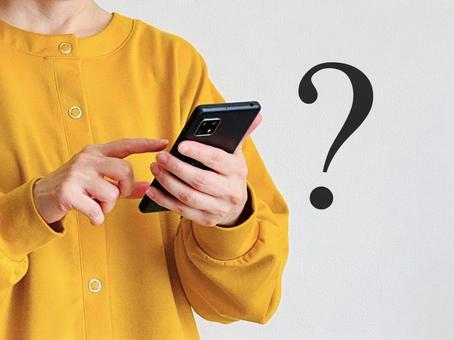 スマホをいじる女性とはてなマーク スマホをいじる女性とはてなマーク 女性,スマホ,わからないの写真素材