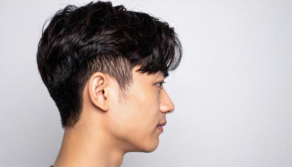 横顔を見せるアジア系男性のポートレート 横顔を見せるアジア系男性のポートレートの写真