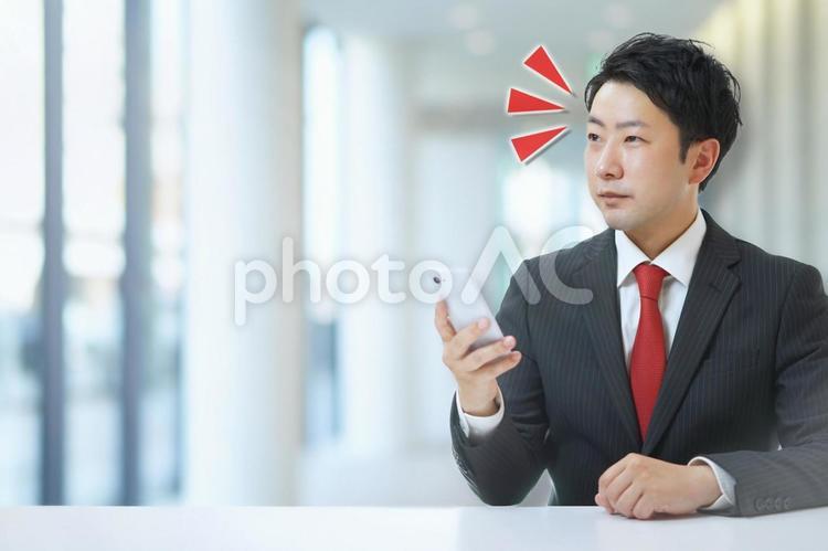 スマホを持っているビジネスマン ビジネス,会社,ビジネスシーンの写真素材