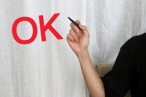ペンを持つ男性の手 OKイメージ ペンを持つ男性の手 OKイメージ ok,オーケー,文字の写真素材