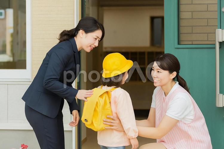保育園への引き渡し 共働き,子育て,保育園の写真素材