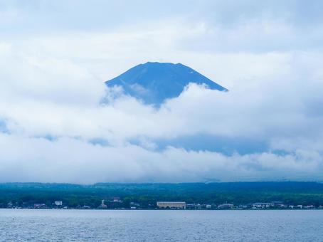 雲の間に見える富士山 富士山,雲,自然の写真素材