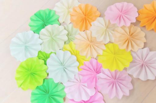 散りばめられたカラフルな花形折り紙 散りばめられたカラフルな花形折り紙 折り紙,ロゼット,花の写真素材