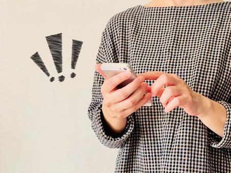 ショックを受けるスマホを操作する女性 びっくりマーク,女性,スマホの写真素材