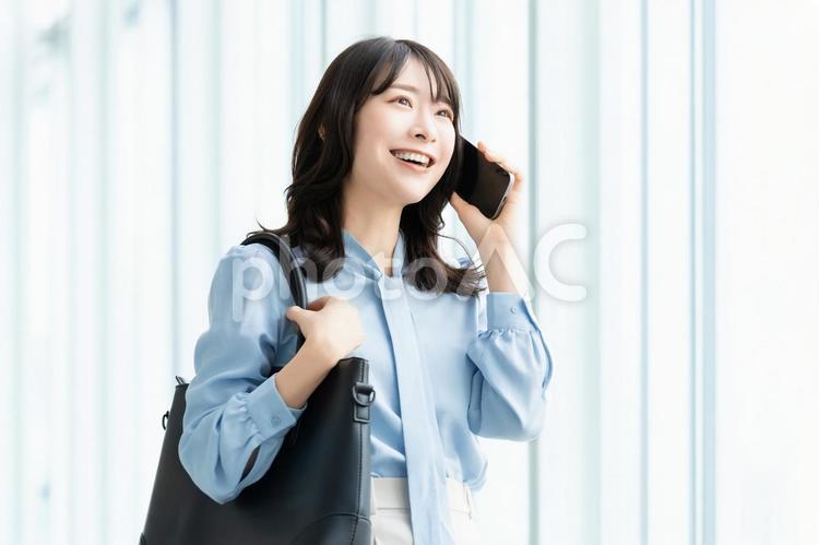 スマホで話す笑顔の女性・ビジネスウーマン 女性,ビジネス,スマホの写真素材