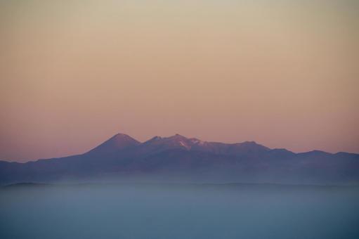 深い朝霧が覆う釧路湿原と雌阿寒岳 朝焼け,雲海,朝霧の写真素材