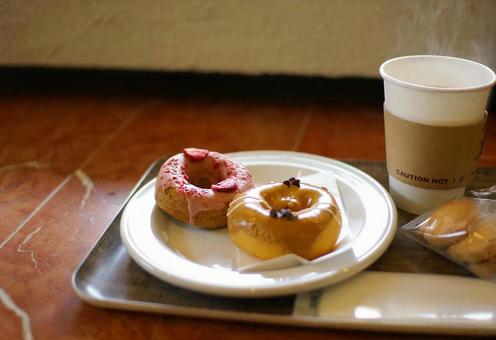 ドーナツ2個と紙コップのコーヒー ドーナツ2個と紙コップのコーヒー ドーナツ,ホットコーヒー,おやつの写真素材